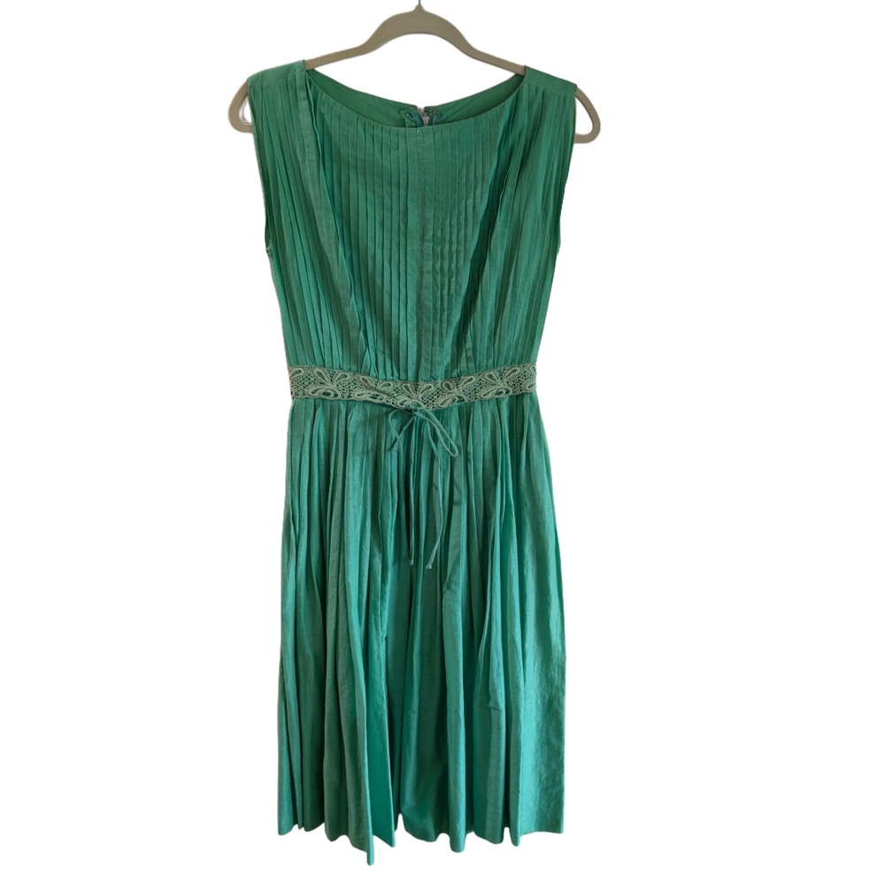 Vintage Green Sleeveless Pleated Dress With Lace belt - Size Small